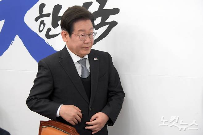 더불어민주당 이재명 대표가 4일 서울 여의도 국회에서 헌법재판소의 윤석열 대통령 파면 선고에 대한 입장을 밝히는 기자회견을 마치고 나서고 있다. 윤창원 기자