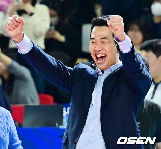 [OSEN=대전, 민경훈 기자] 4일 대전 충무체육관에서 프로배구 도드람 2024-2025 V리그 여자부 챔피언결정 3차전 정관장과 흥국생명 경기가 진행됐다.&nbsp;이 경기에서 정관장은 세트 스코어 3-2(21-25, 34-36, 25-22, 25-17, 15-11)&nbsp;대역전승을 거뒀다.&nbsp;메가가 40점, 부키리치가 31점으로 도합 71점을 합작했다.&nbsp;경기를 마치고 정관장 고희진 감독이 기뻐하고 있다. 2025.04.04 / rumi@osen.co.kr