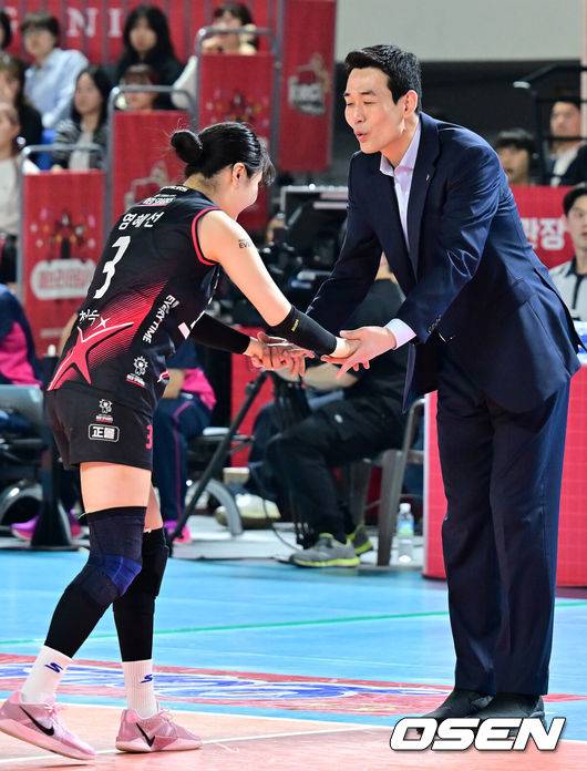 [OSEN=대전, 민경훈 기자] 4일 대전 충무체육관에서 프로배구 도드람 2024-2025 V리그 여자부 챔피언결정 3차전 정관장과 흥국생명 경기가 진행됐다.정규리그 1위를 차지한 흥국생명이 챔피언결정전 1-2차전에서 승리하며 통합우승까지 단 1승만 남은 상태다. 3세트 정관장 고희진 감독이 염혜선과 하이파이브를 하고 있다. 2025.04.04 / rumi@osen.co.kr