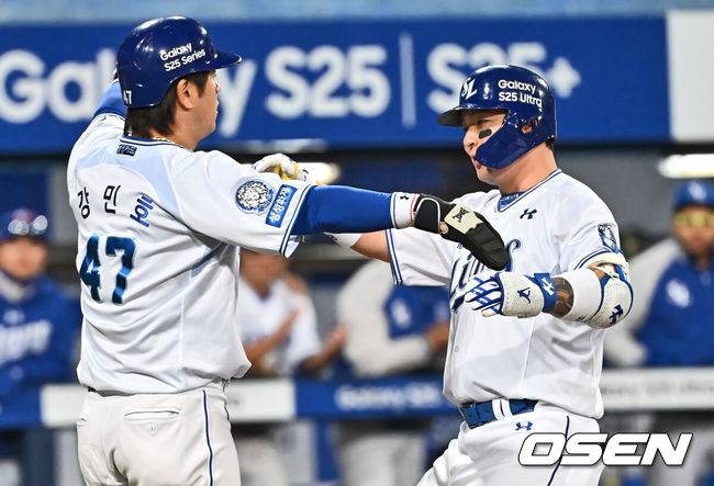 [OSEN=대구, 이석우 기자] 4일 대구삼성라이온즈파크에서 2025 신한 SOL 뱅크 KBO 리그 삼성 라이온즈와 한화 이글스의 경기가 열렸다. 홈팀 삼성은 원태인이, 방문팀 한화는 와이스가 선발 출전했다. 삼성 라이온즈 박병호가 5회말 2사 1루 좌월 2점 홈런을 치고 강민호와 포옹을 하고 있다. 2025.04.04 / foto0307@osen.co.kr