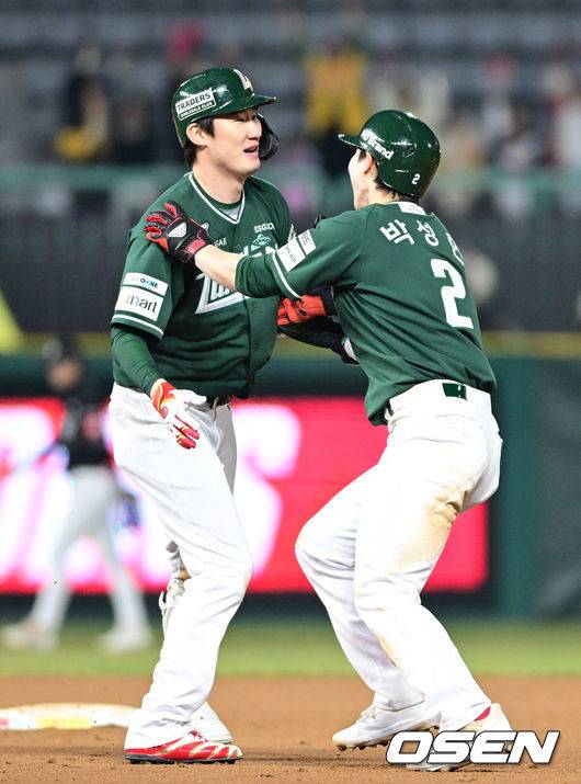 [OSEN=인천, 최규한 기자] SSG가 극적인 끝내기 승리로 주말 3연전을 출발했다.SSG 랜더스는 4일 인천SSG랜더스필드에서 펼쳐진 2025 신한 SOL뱅크 KBO리그 KT 위즈와의 시즌 첫 맞대결에서 연장 11회 접전 끝에&nbsp;오태곤의 끝내기 안타로 3-2 승리를 거뒀다.끝내기 안타를 날린 SSG 오태곤이 박성한을 비롯한 동료들의 축하를 받고 있다. 2025.04.04 / dreamer@osen.co.kr
