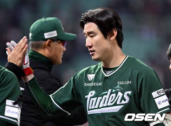 [OSEN=인천, 최규한 기자] SSG가 극적인 끝내기 승리로 주말 3연전을 출발했다.SSG 랜더스는 4일 인천SSG랜더스필드에서 펼쳐진 2025 신한 SOL뱅크 KBO리그 KT 위즈와의 시즌 첫 맞대결에서 연장 11회 접전 끝에&nbsp;오태곤의 끝내기 안타로 3-2 승리를 거뒀다.경기를 마치고 끝내기 안타를 날린 SSG 오태곤이 하이파이브를 나누고 있다. 2025.04.04 /