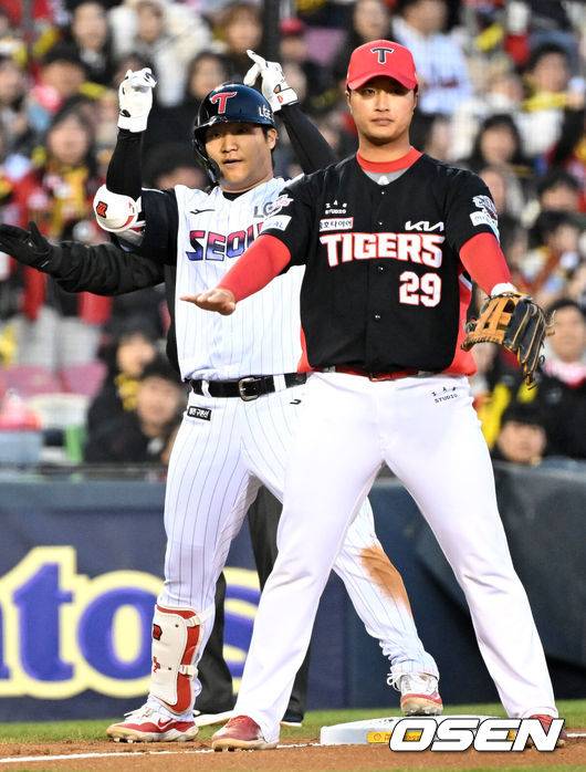 [OSEN=잠실, 이대선 기자] 4일 오후 서울 잠실야구장에서 2025 신한 SOL Bank KBO리그 LG 트윈스와 KIA 타이거즈의 경기가 열렸다.LG는 송승기, KIA는 양현종을 선발 투수로 내세웠다.1회말 2사 1루에서 LG 문보경이 중월 적시 2루타를 치고 환호하고 있다. 2025.04.04 /sunday@osen.co.kr