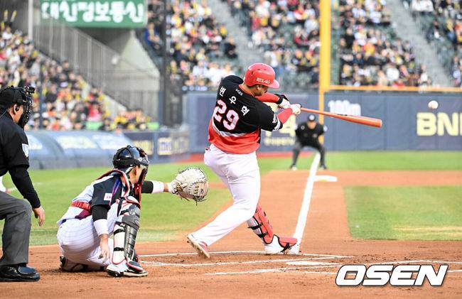 [OSEN=잠실, 이대선 기자] 4일 오후 서울 잠실야구장에서 2025 신한 SOL Bank KBO리그 LG 트윈스와 KIA 타이거즈의 경기가 열렸다.LG는 송승기, KIA는 양현종을 선발 투수로 내세웠다.1회초 2사 2,3루에서 KIA 변우혁이 좌전 2타점 적시타를 치고 있다. 2025.04.04 /sunday@osen.co.kr