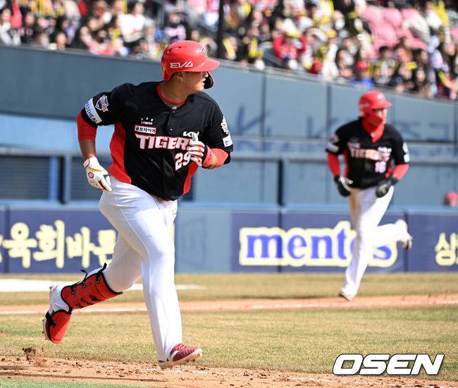 [OSEN=잠실, 지형준 기자] 13일 오후 서울 잠실야구장에서 2025 신한 SOL뱅크 KBO 리그 시범경기 두산 베어스와 KIA 타이거즈의 경기가 열렸다.KBO리그 10개 구단은 오는 18일까지 시범경기 10경기를 소화한다. 2025시즌 개막전은 오는 22일 개최된다.7회초 2사 만루에서 KIA 변우혁이 2타점 중전 적시타를 날리고 있다. 2025.03.13 / jpnews@osen.co.kr