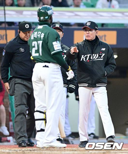 1회말 1사 1루 상황 SSG 에레디아의 타임 요청을 두고 KT 이강철 감독이 심판진에게 어필하고 있다.