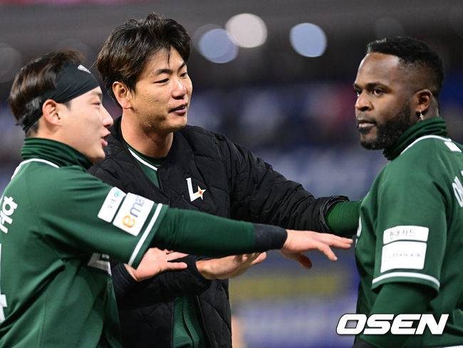 에레디아를 말리는 김광현과 최지훈.