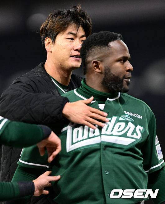 에레디아 품으며 벤치클리어링 앞장선 김광현.