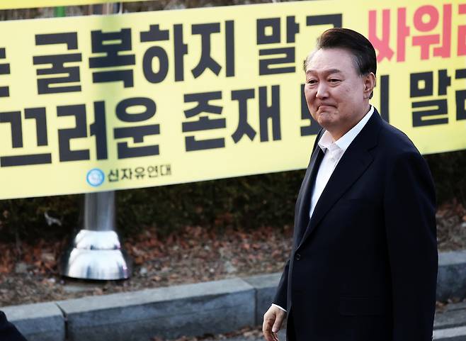 법원의 구속취소 청구 인용으로 석방된 윤석열 전 대통령이 지난달 8일 서울구치소를 빠져나오고 있다. 뉴스1