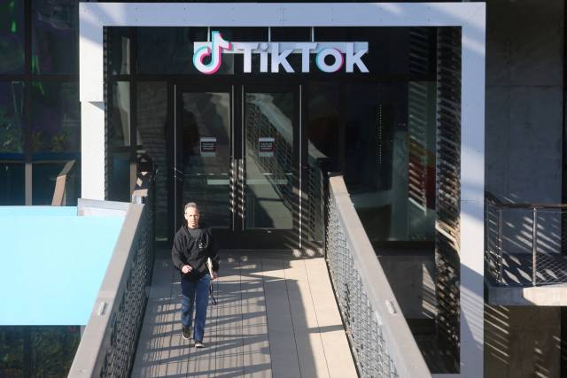 미국 캘리포니아 컬버시티에 있는 틱톡 본사 앞으로 한 남성이 걸어가고 있다. 로이터연합뉴스