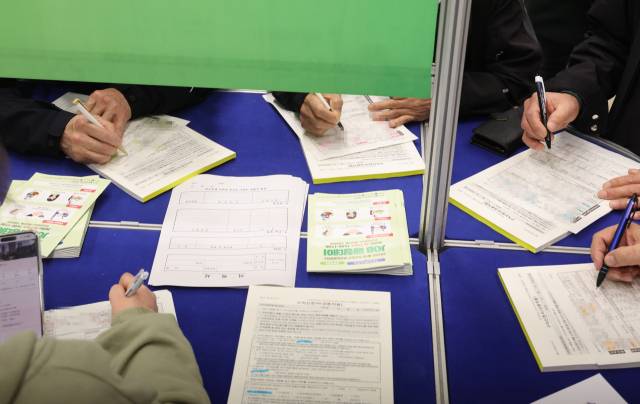 지난달 27일 부산 상공회의소에서 열린 한 채용박람회에서 구직자들이 구직신청서를 작성하고 있다. 연합뉴스