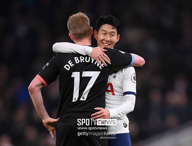 ▲ 2015년 8월 케빈 더브라위너(왼쪽)와 손흥민은 나란히 EPL에 입성했다. 분데스리가 시절부터 친분을 이어 갔다. 여전히 소속팀은 달랐지만 피치에서 만나면 웃으며 안부를 묻고 포옹했다. 서로의 건투를 빌었다.