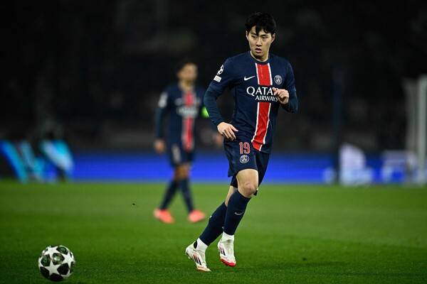 ▲ 파리 생제르맹 이강인이 여름 이적 시장에 떠날 대상으로 다시 분류된 분석이 나왔다. 최근 입지가 줄은 것이 반영된 것으로 보인다. ⓒ연합뉴스/AFP/AP/REUTERS