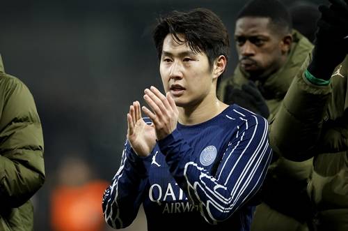 ▲ 완벽한 승리를 거둔 PSG지만, 최근 들어 출전 시간이 줄어든 이강인은 환하게 웃을 수 없었다. 후반 30분 이강인은 두에를 대신해 투입됐다. 그리고 날카로운 패스를 뽐내며 릴의 수비진을 괴롭혔지만 공격 포인트를 기록하지 못했다. ⓒ 연합뉴스/EPA