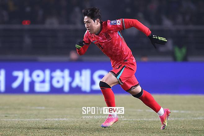 ▲ 이강인의 기량은 여전했다. 투입 후 3분 만에 오만의 밀집수비 작은 틈을 파고드는 창의적인 침투패스로 황희찬의 골을 어시스트했다. 이후에도 절묘한 킥을 바탕으로 대표팀에서 유일하게 위협적인 모습으르 보여줬다. ⓒ곽혜미 기자