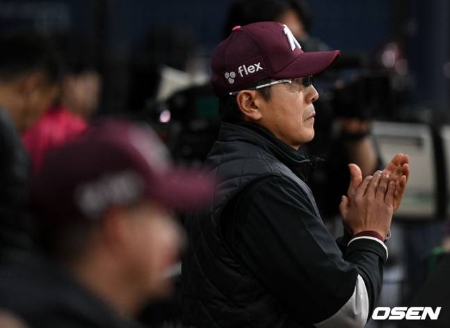 경기를 지켜보며 박수치는 홍원기 감독.