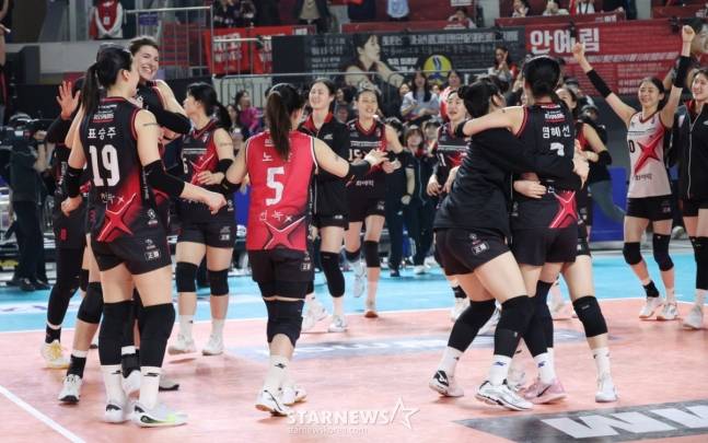 정관장 선수들이 4일 흥국생명과 챔프전 3차전에서 승리한 뒤 함께 기뻐하고 있다. /사진=김진경 대기자