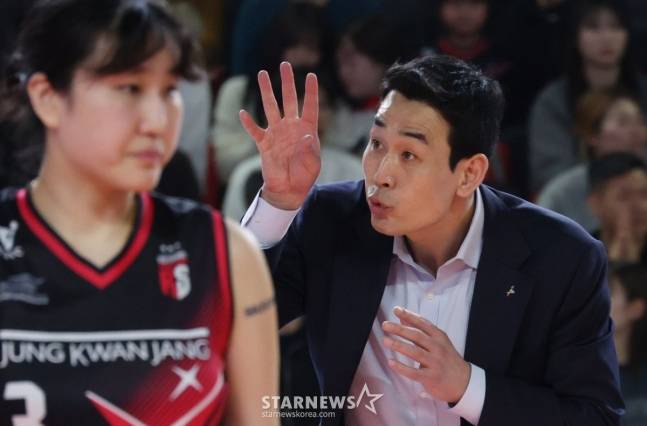 선수들에게 지시를 내리는 고희진 감독(오른쪽). /사진=김진경 대기자