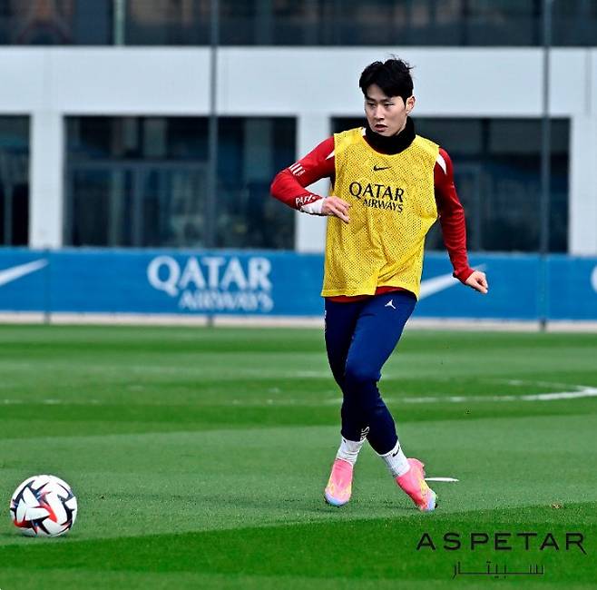 이강인이 팀 훈련에서 패스를 시도하고 있다. /사진=PSG 공식 홈페이지 갈무리