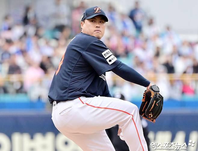 5일 오후 대구삼성라이온즈파크에서 열린 '2025 신한 SOL Bank KBO리그' 한화 이글스와 삼성 라이온즈의 경기, 1회말 한화 선발투수 류현진이 공을 힘차게 던지고 있다. 대구, 김한준 기자