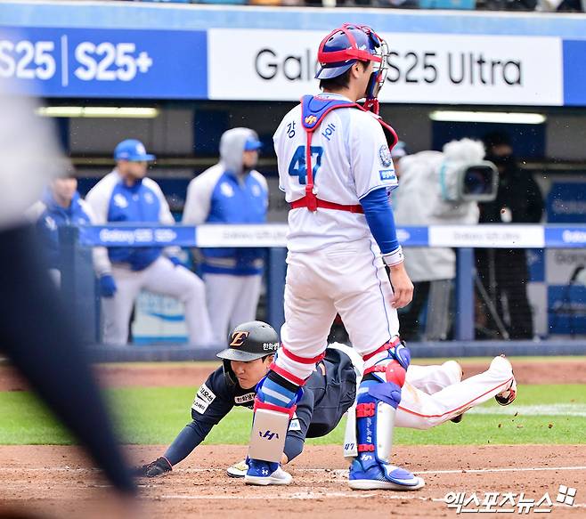 5일 오후 대구삼성라이온즈파크에서 열린 '2025 신한 SOL Bank KBO리그' 한화 이글스와 삼성 라이온즈의 경기, 3회초 2사 1,2루 한화 황영묵이 노시환의 1타점 적시타때 득점에 성공하고 있다. 대구, 김한준 기자