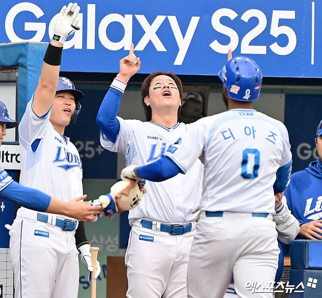 5일 오후 대구삼성라이온즈파크에서 열린 '2025 신한 SOL Bank KBO리그' 한화 이글스와 삼성 라이온즈의 경기, 6회말 삼성 디아즈가 솔로 홈런을 날린 후 강민호의 축하를 받고 있다. 대구, 김한준 기자