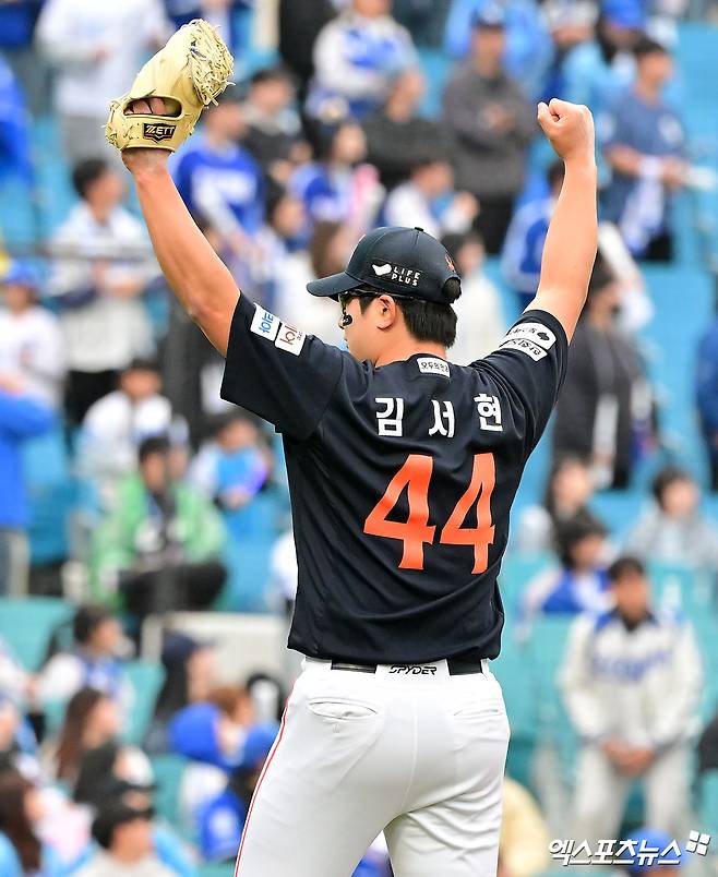 5일 오후 대구삼성라이온즈파크에서 열린 '2025 신한 SOL Bank KBO리그' 한화 이글스와 삼성 라이온즈의 경기, 한화가 문현빈의 역전 스리런 홈런에 힘입어 삼성에 7:6 역전승을 거두며 4연패에서 탈출했다. 이날 경기에서 승리한 한화 김서현이 기뻐하고 있다. 대구, 김한준 기자