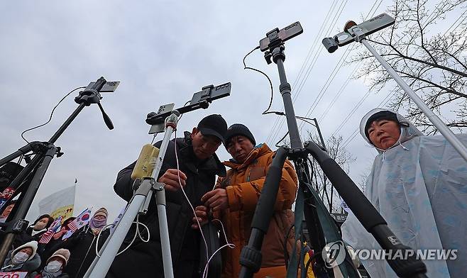 유튜버 세상 (의왕=연합뉴스) 김도훈 기자 = 윤석열 대통령이 내란 우두머리 혐의로 고위공직자범죄수사처에 체포된 지 이틀째인 16일 오후 경기도 의왕시 서울구치소에서 유튜버들이 윤 대통령 지지자들이 집회를 촬영하고 있다. 2025.1.16 superdoo82@yna.co.kr