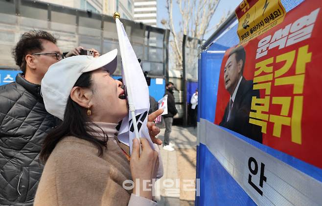 [이데일리 노진환 기자] 헌법재판소가 윤석열 전 대통령 탄핵 사건에 대해 인용을 선고한 4일 서울 종로구 헌법재판소 인근에서 탄핵에 반대한 한 시민이 오열하고 있다.