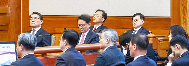 지난 4일 서울 종로구 헌법재판소 대심판정에서 열린 윤석열 대통령의 탄핵심판 선고에 윤 대통령 측 대리인단 윤갑근 변호사 등이 착석해 있다.(사진=공동취재단)