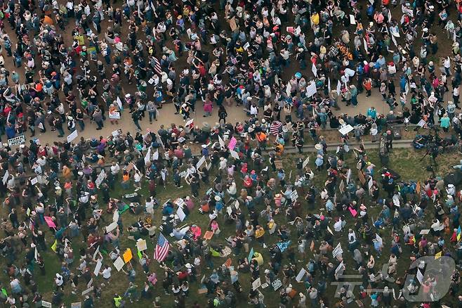 5일(현지시간) 워싱턴 내셔널 몰에서 도널드 트럼프 미국 대통령의 일방주의적 국정 운영에 반대하는 '손을 떼라'는 '핸즈 오프' 시위대가 집결을 하고 있다. 2025.04.06 ⓒ AFP=뉴스1 ⓒ News1 우동명 기자