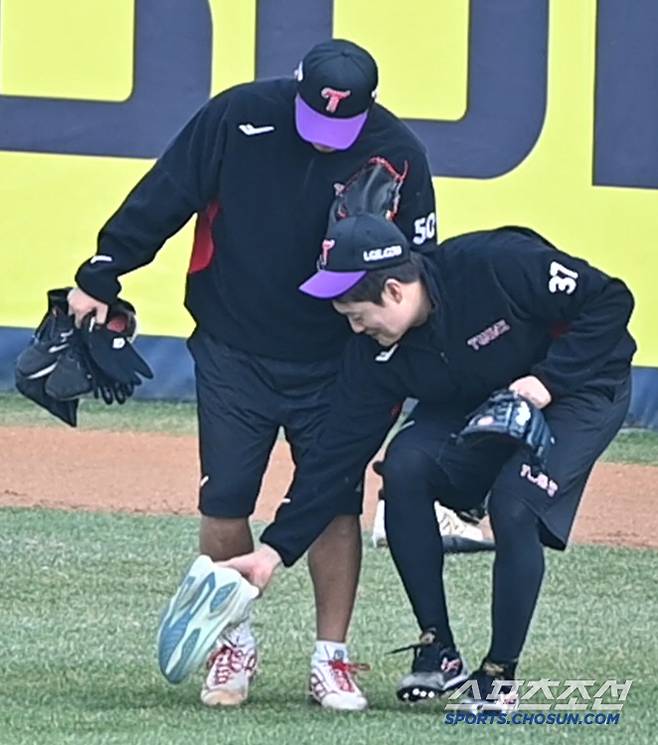 '현식이 발목은 내가 지킨다' 김강률과 장현식이 단짝 케미를 선보였다. 잠실=허상욱 기자