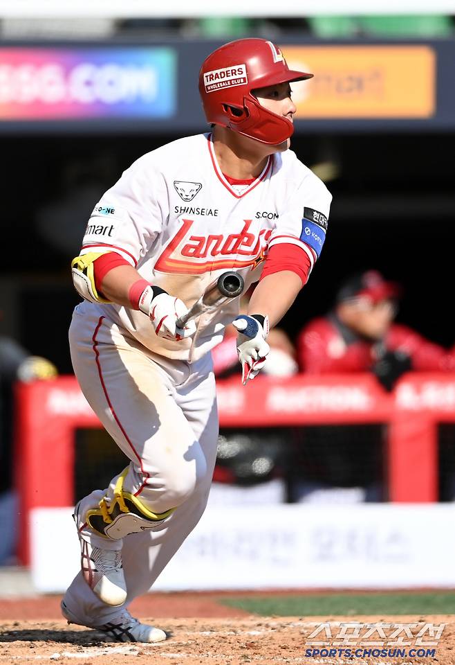 16일 인천SSG랜더스필드에서 열린 시범경기 LG와 SSG의 경기, 7회말 1사 만루 SSG 최준우가 2타점 2루타를 치고 있다. 인천=허상욱 기자wook@sportschosun.com/2025.03.16/