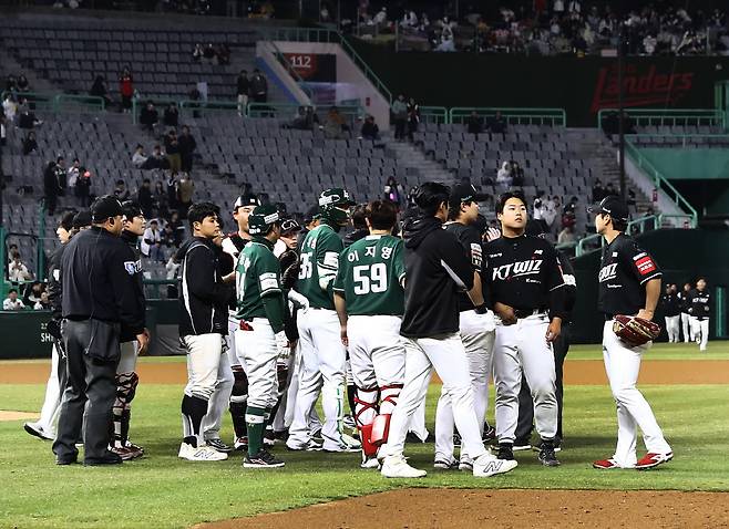 4일 인천 SSG랜더스필드에서 발생한 벤치클리어링. 사진=SSG 랜더스