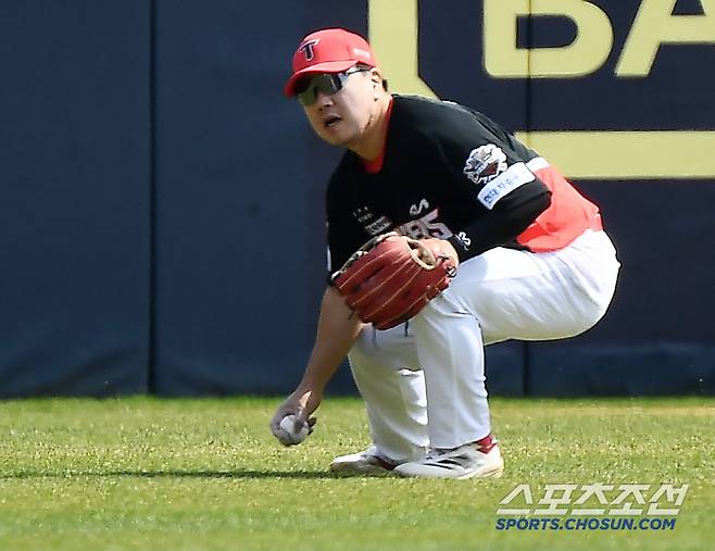 6일 서울 잠실구장에서 열린 KIA-LG전. 2회말 2사 만루 홍창기의 안타 때 좌익수 이우성이 타구를 놓쳤다가 다시 잡으며 주자를 바라보고 있다. 잠실=정재근 기자 cjg@sportschosun.com/2025.4.6/