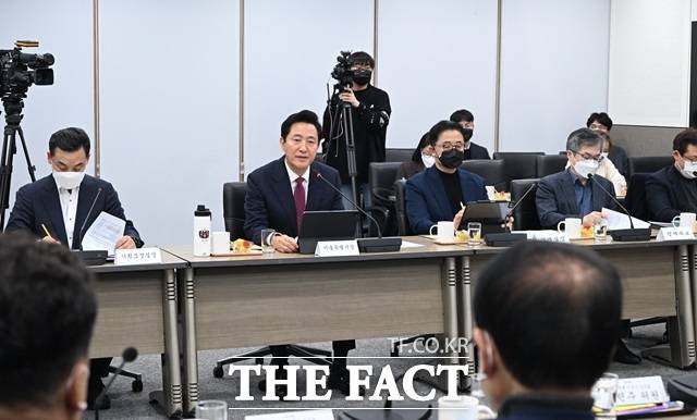오세훈 서울시장이 1월 23일 오후 서울시청 영상회의실에서 열린 '규제철폐 전문가 심의회 위촉식'에서 인사말을 하고 있다./서울시