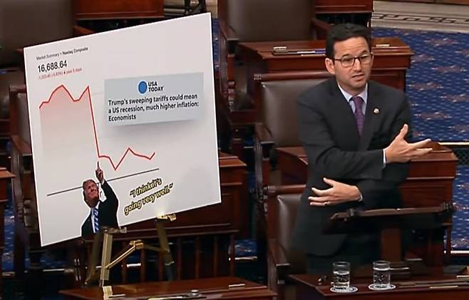 지난 4일 미 의회 상원 본회의장에서 민주당 브라이언 샤츠 상원의원이 "도널드 트럼프 대통령의 상호 관세 조치로 한·중·일 통상 장관들이 나란히 손을 잡은 것은 충격적이었다"며 안덕근 산업통상자원부 장관이 일본과 중국 장관의 손을 잡은 모습을 흉내내고 있다. /유튜브