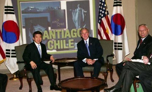 2004년 국제원자력기구(IAEA)가 한국의 핵 개발 의혹을 다루기 직전인 11월 20일, 한미 양국 정상이 아태경제협력체(APEC) 정상회의가 열린 칠레 산티아고에서 만났다. 노무현 대통령은 이 회담에서 한국의 핵 개발 의혹에 대해 설명하고 부시 대통령의 이해를 요청했다. 맨 오른쪽은 콜린 파월 미 국무장관/e영상역사관