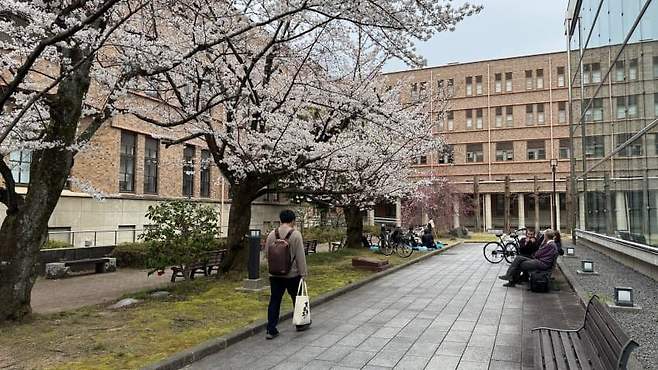 7ce9897fb48669f7239982e64e9c70645a33c55b3d2158d24f7a312eca1d33c304c28a39f756feb43354d341a04fffcd96332dd6665d