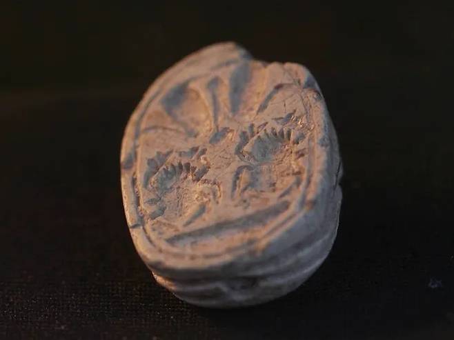 이스라엘 3세 소녀가 주운 3800년 전 이집트 유물 스카라베. 사진=Israel Antiquities Authority