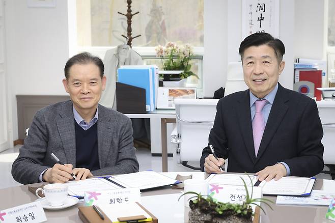 업무협약 체결. 왼쪽 최항도 서울신용보증재단 이사장,  오른쪽 전성수 서초구청장