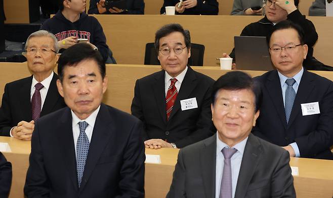 4일 서울대 아시아연구소에서 열린 국가미래전략원 정치개혁 대담회 '국가원로들, 개헌을 말하다'에 김부겸 전 총리(오른쪽부터 시계방향으로), 박병석, 김진표 전 국회의장, 김종인 전 국민의힘 비상대책위원장, 이낙연 전 총리가 참석해 있다. 연합뉴스