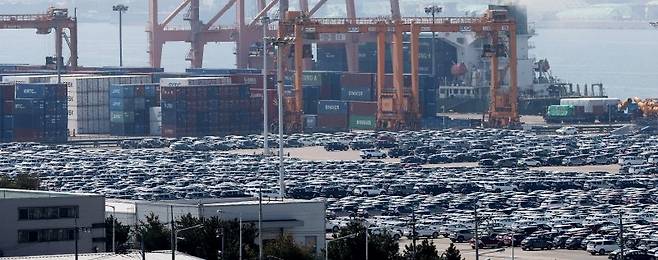 6일 경기 평택시 포승읍 평택항 자동차전용부두에 수출용 차량들이 세워져 있다. 트럼프 대통령이 행정명령을 통해 확정한 기본 관세가 미국 동부시간 5일 오전 0시1분(한국시간 5일 오후 1시1분)을 기해 시행되면서 미국으로 수입되는 전세계 대다수 나라의 제품에 10%의 관세가 부과되게 됐다. /사진=뉴스1화상