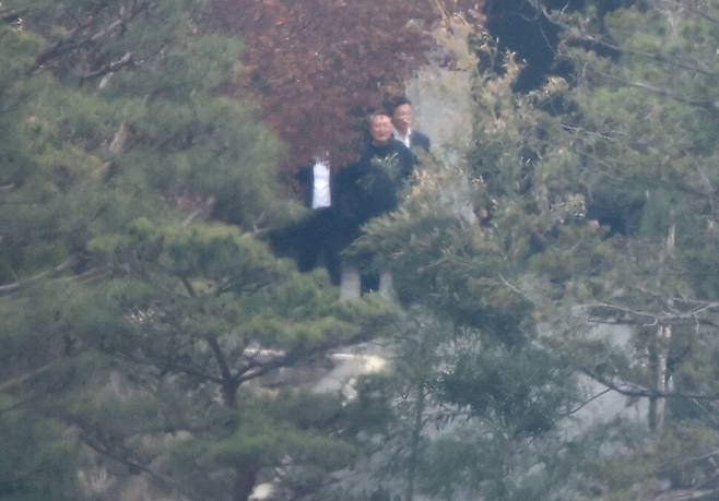 지난 2일 서울 용산구 한남동 관저에서 산책하는 윤 대통령. 연합뉴스