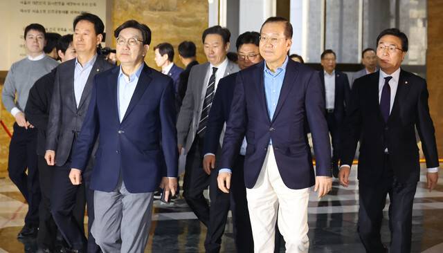 권영세 국민의힘 비상대책위원장과 권성동 원내대표를 비롯한 국민의힘 의원들이 6일 오후 비공개로 열린 의원총회에 참석하기 위해 국회 예결위장으로 들어가고 있다. 윤운식 선임기자 yws@hani.co.k