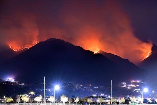 경남 산청군 산불 발생 여드레째인 지난달 28일 밤, 구곡산에서 황점마을 뒷산까지 번진 산불이 더욱 선명히 포착되고 있다. 산청=뉴시스