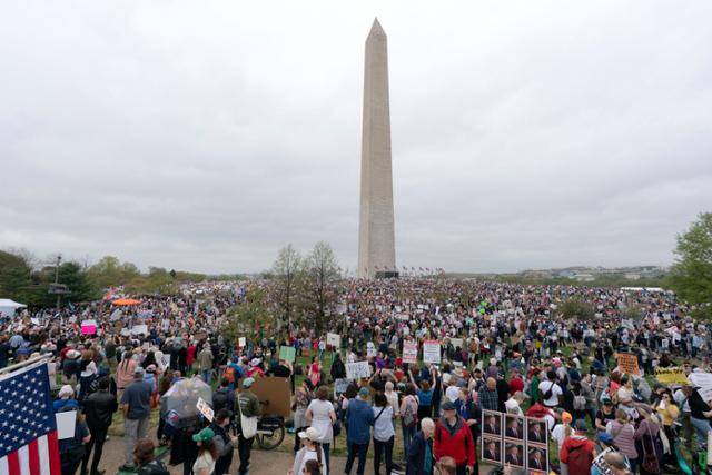 5일 미국 수도 워싱턴의 워싱턴 기념탑 주변에서 열린 ‘반(反)트럼프’ 집회 “손을 떼라!”에는 주최 측 추산 10만여 명이 모였다. 워싱턴=AP 연합뉴스