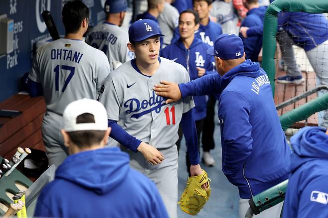 <yonhap photo-2064="">6일(한국시간) 필라델피아전에서 마운드를 내려온 사사키. [AFP=연합뉴스]</yonhap>
