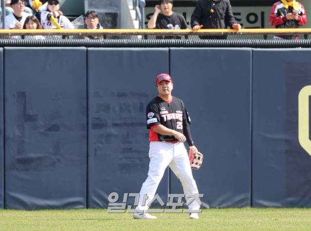 2025 KB0리그 프로야구 LG트윈스와 KIA타이거즈의 경기가 6일 오후 서울 잠실야구장에서 열렸다. 2회말 2사 만루 포구 실책으로 대량 실점의 빌미를 준 좌익수 이우성이 수비 준비를 하고 있다. 잠실=김민규 기자 /2025.04.06/