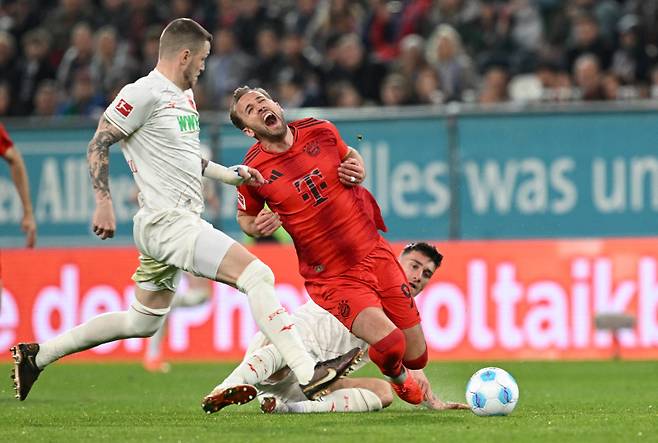 해리 케인이 상대 선수 태클에 걸려 넘어지는 모습. 사진=로이터 연합뉴스